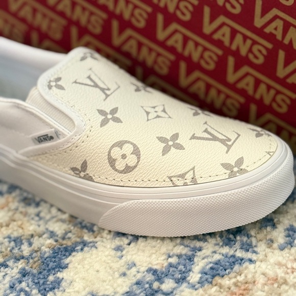 Vans NWT White and Gray Patterned Slip-Ons - Size 7 - Picture 2 of 6